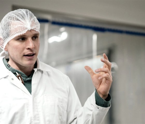 David Engel in der Molkerei, &copy; Zukunftsinitiative Eifel (c) Lars May