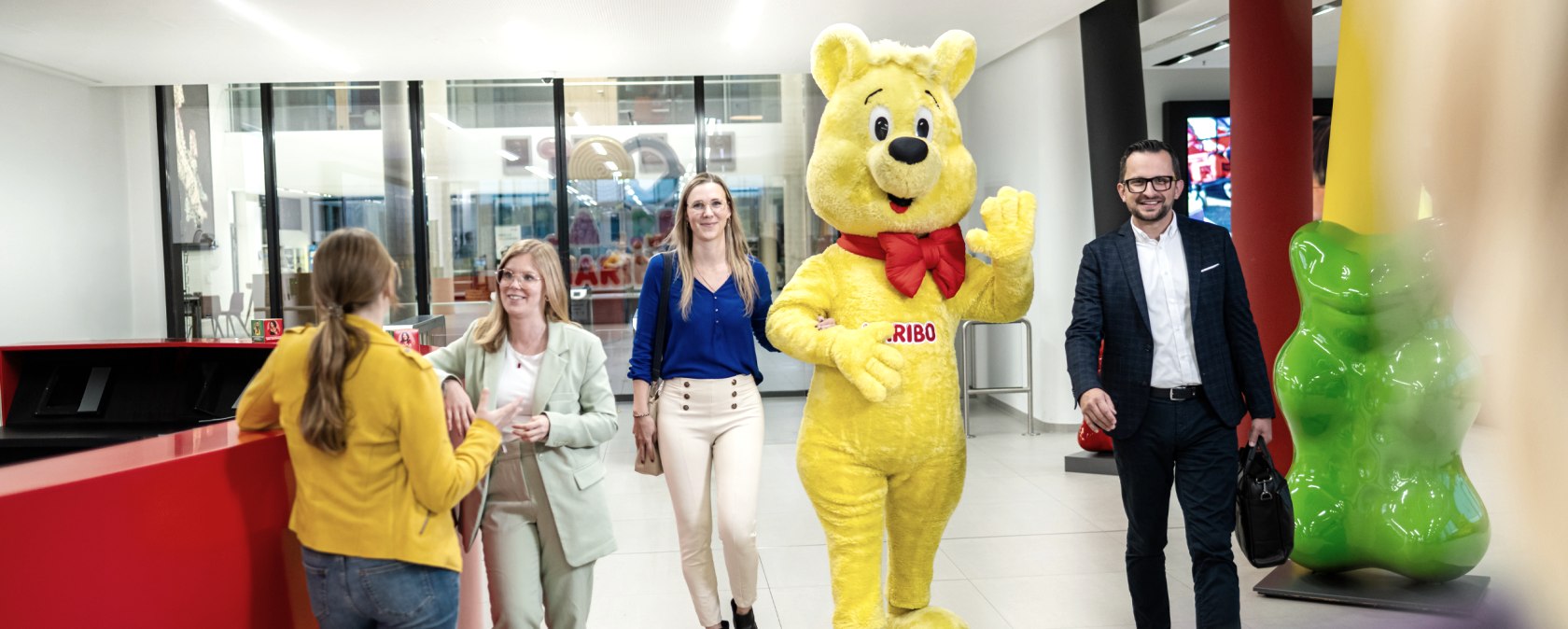 Ein Goldbär an der Rezeption bei Haribo., © Haribo