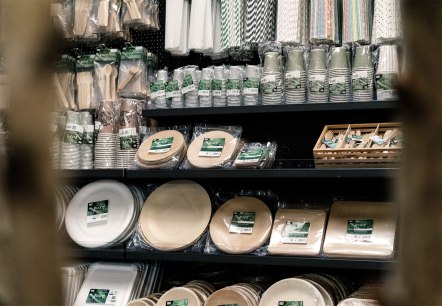 Umweltfreundliche Einwegsortimente aus Holz, Palmblatt, Zuckerrohr, Mais oder Pflanzenresten: Papstar setzt auf nachhaltige Rohstoffe., © Zukunftsinitiative Eifel (c) Lars May