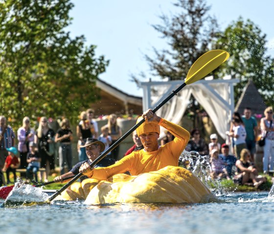 Die Regatta auf dem Teich des Krewelshof ist f&uuml;r das Publikum ein gro&szlig;er Spa&szlig;, &copy; Krewelshof