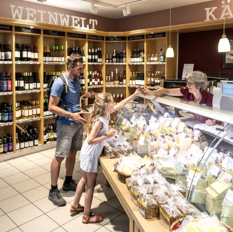 Einkaufen im Holfladen Maria Laach, © Eifel Tourismus GmbH, Dominik Ketz