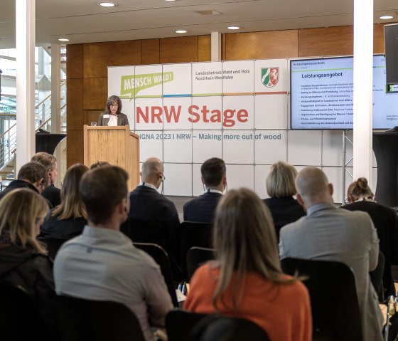 Brigitte Atzor bei einem Vortrag, © Wald und Holz NRW