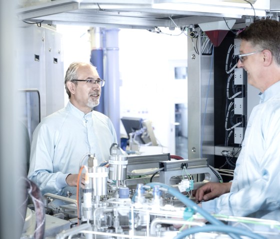 Dr. Dan Buca (li) und Andreas Tiedemann an der CVD-Anlage von AIXTRON, mit der Wafer beschichtet werden, &copy; Forschungszentrum J&uuml;lich/Jen&ouml; Gellinek