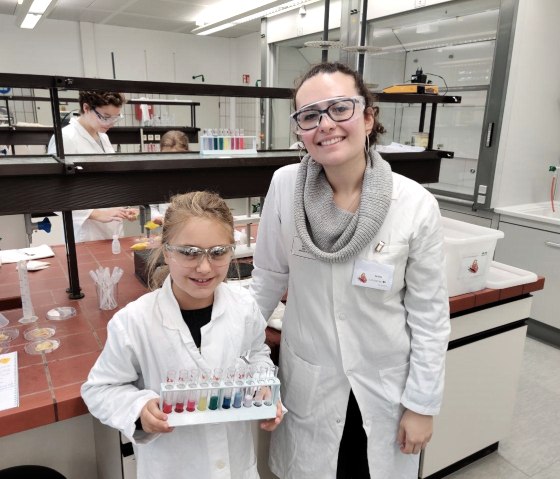 Jungforscherin und Bachelorstudentin, &copy; Hochschule Trier