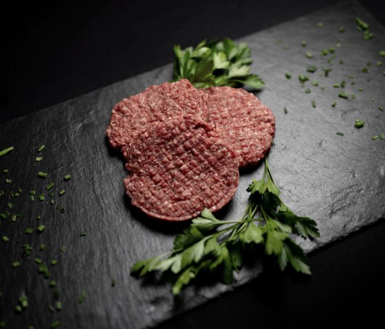  Im Hofladen schlie&szlig;lich gibt es das Fleisch, Wurstwaren und andere Produkte zu kaufen. wie diese Patties f&uuml;r Burger, &copy; T&ouml;mmelhof
