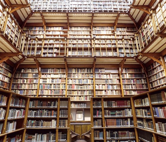Jesuiten Bibliothek Maria Laach, &copy; Seehotel Maria Laach