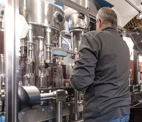 Eifel Destillerie - Gl&auml;serne Produktion, &copy; Eifel-Destillerie P.J. Sch&uuml;tz