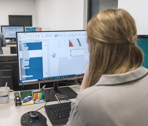 Mitarbeiterin in der Entwicklungsabteilung, &copy; S&amp;D Blechtechnologie GmbH