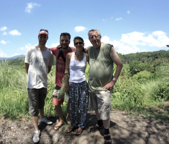 Der Besuch des Vaters Raymond Schaus in Bali l&auml;utete einen weiteren Wendepunkt im Leben von Nathalie und Kim ein., &copy; Nathalie Schaus