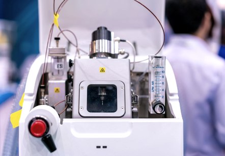 Elektrolyse, &copy; Adobe Stock /  Surasak 