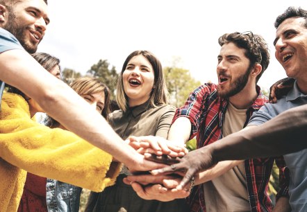 Gemeinschaft-H&auml;nde, &copy; Adobe Stock