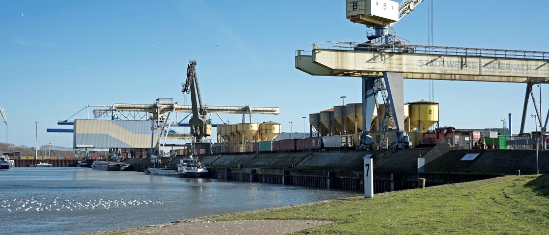 Beim Beladen im Hafen Andernach, &copy; Stadtwerke Andernach