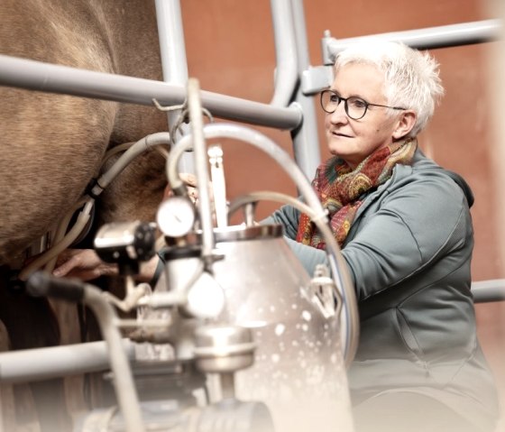 Tanja Kessler beim Melken, &copy; Tanja Kessler