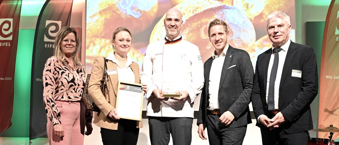 Nobis Printen erhielt 2025 den EIFEL Award. V.l.: Landr&auml;tin Julia Gieseking, Philippa Nobis, Michael Nobis, Landrat Markus Ramers, Minister Gregor Freches, &copy; Eifel Tourismus/Petra Grebe