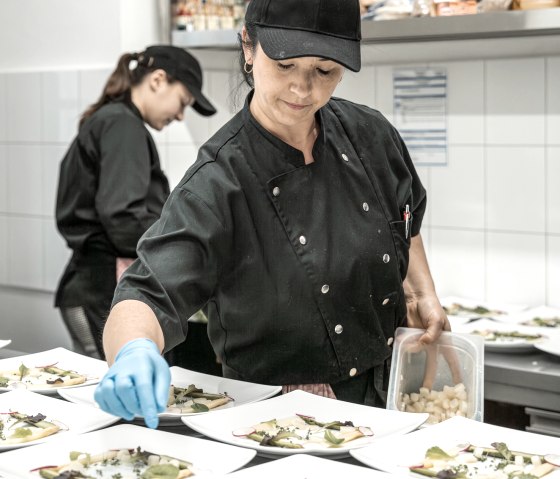 Geh&ouml;ren zum K&uuml;chenteam: Maria und Milka, &copy; L&ouml;ffel's Landhaus