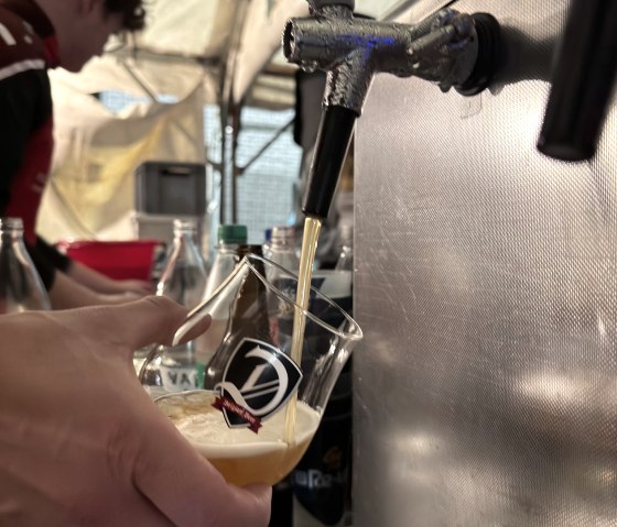 Die Freunde sind mit ihrem Bier viel auf M&auml;rkten unterwegs, &copy; Damian &amp; Friends